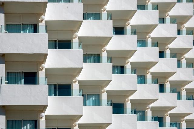 Fachada de un edificio de viviendas con balcones