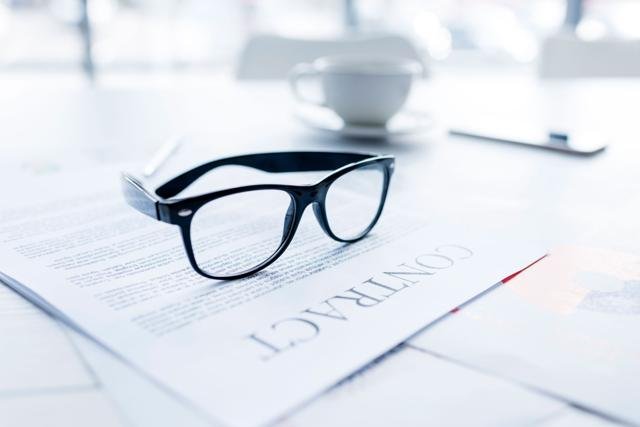 Gafas sobre un contrato